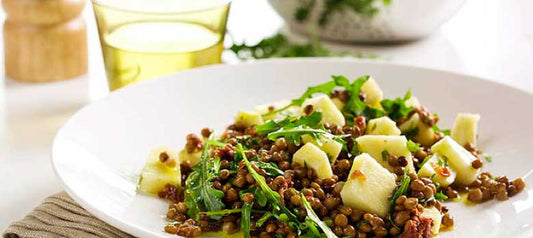 Salad of lentils, dried tomatoes and apple